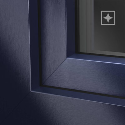 Stahlblau Detailansicht eines dunkelblauen Fensterrahmens mit moderner Textur und einem stilisierten Sternsymbol in der oberen Ecke. Hochwertige Verarbeitung.