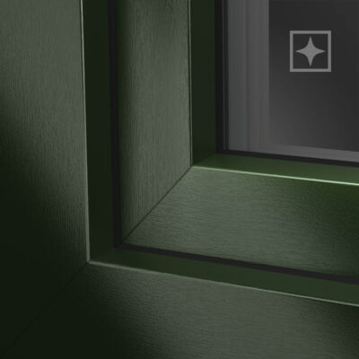 Tannengrün Nahaufnahme eines grün lackierten Fensterrahmens mit feiner Holzmaserung, modernes Design, Bild mit dekorativem Akzent.