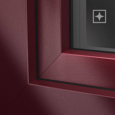 Weinrot Naheaufnahme eines modernen, burgunderfarbenen Fensterrahmens mit klarer Struktur. Hervorragende Wahl für stilvolle Architekturdesigns.