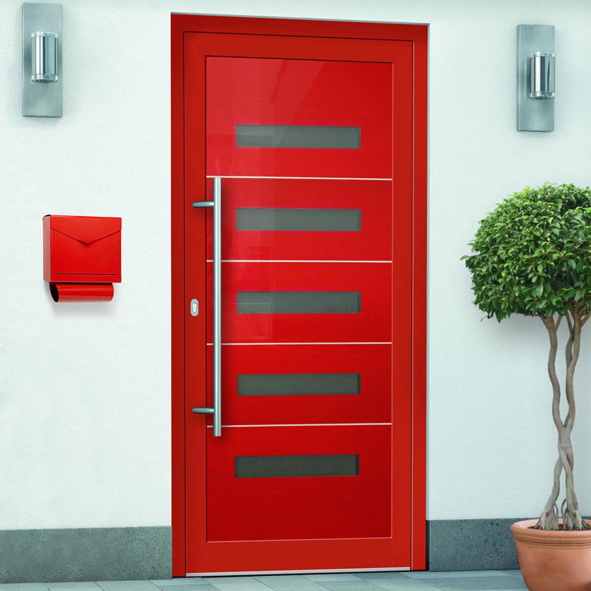 Rote Haustür mit Glasverkleidung und Metallgriff, flankiert von einem roten Briefkasten und zwei modernen Wandlampen, neben einem Buchsbaum.
