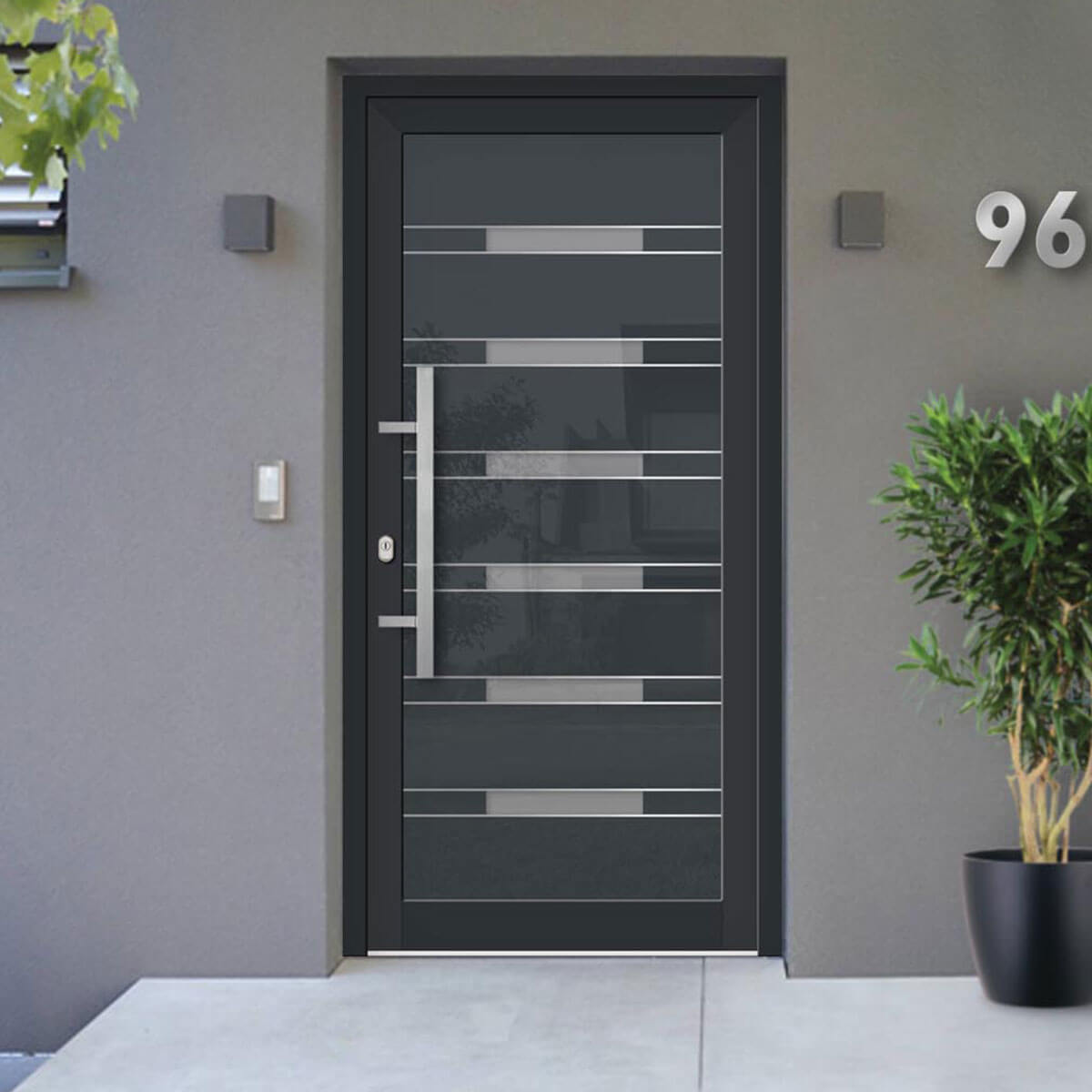 Moderne Haustür mit grauem Design und Glasakzenten, umgeben von minimalistischer Dekoration und einer Pflanze in einem schwarzen Topf.