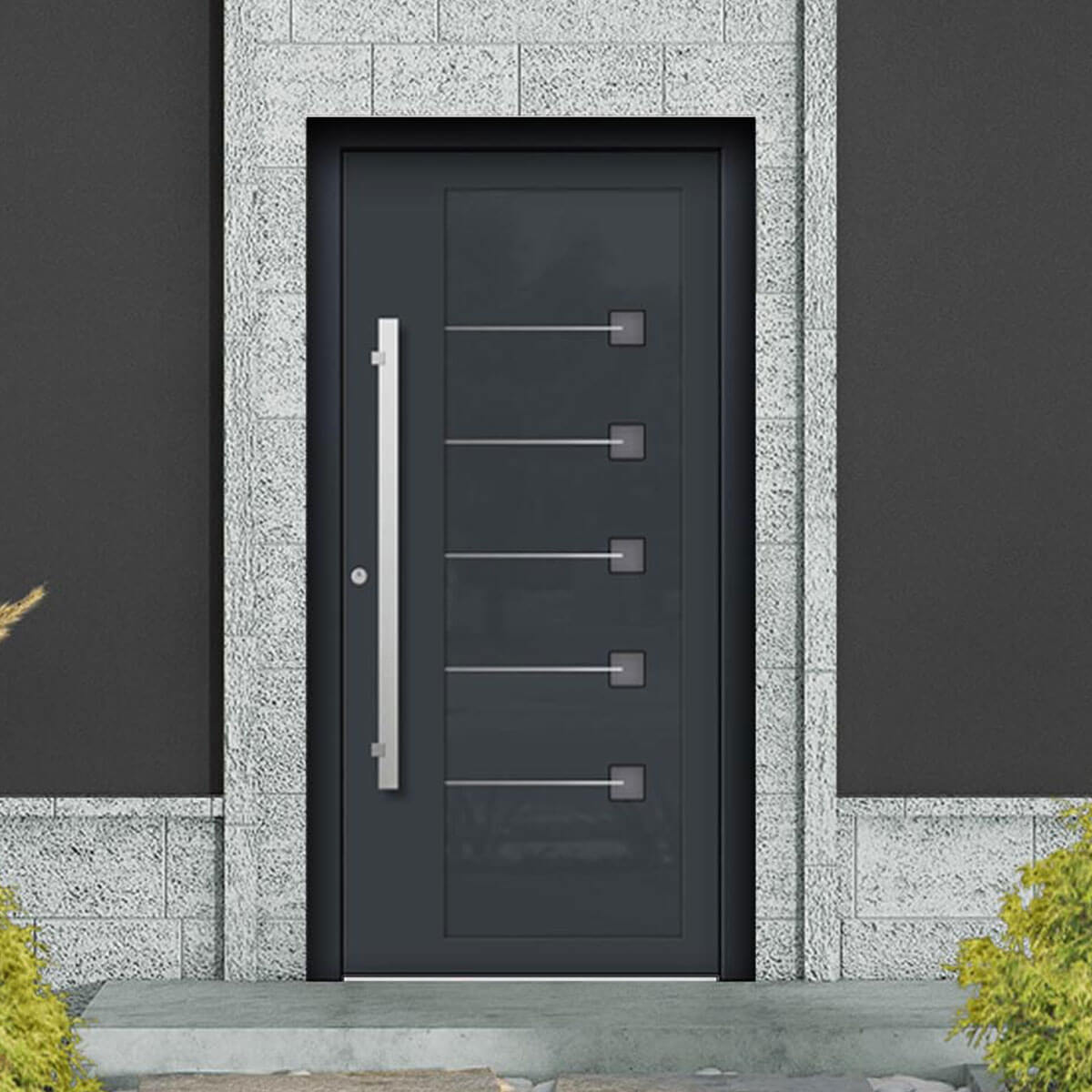 Moderne schwarze Haustür mit vertikalem Edelstahlgriff und geometrischen Akzenten, umgeben von grauem Steinrahmen vor dunkler Wand.