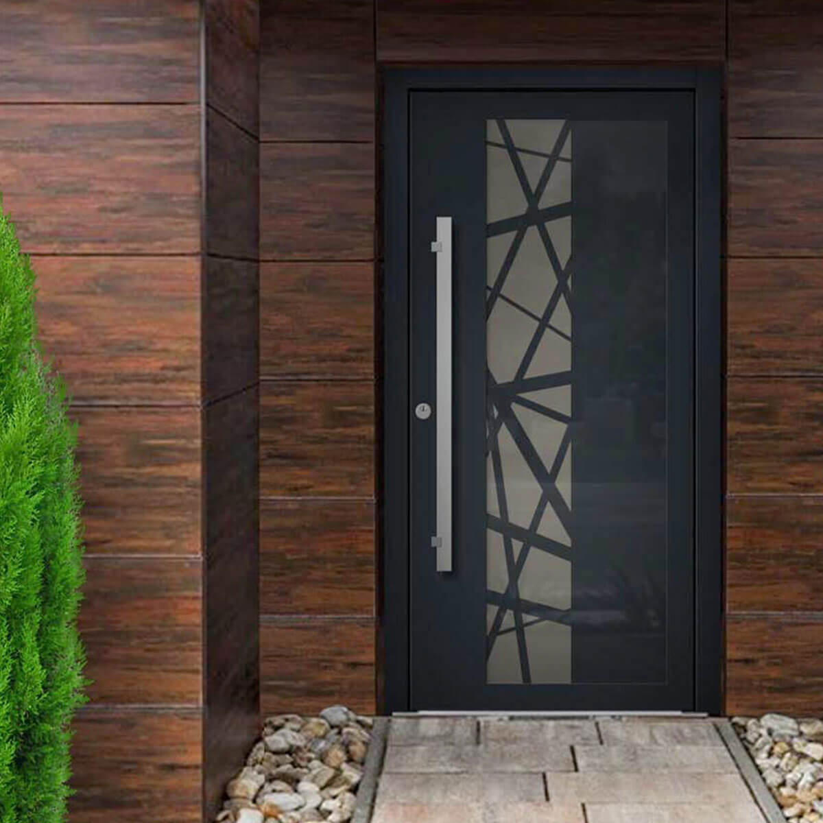 Moderne Eingangstür aus Glas und Metall mit geometrischem Muster, umgeben von Holzwandverkleidung und grüner Bepflanzung. Ideal für zeitgenössische Architektur.